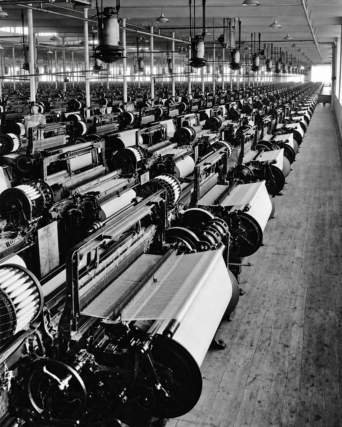 Rows of mechanical looms in a textile factory